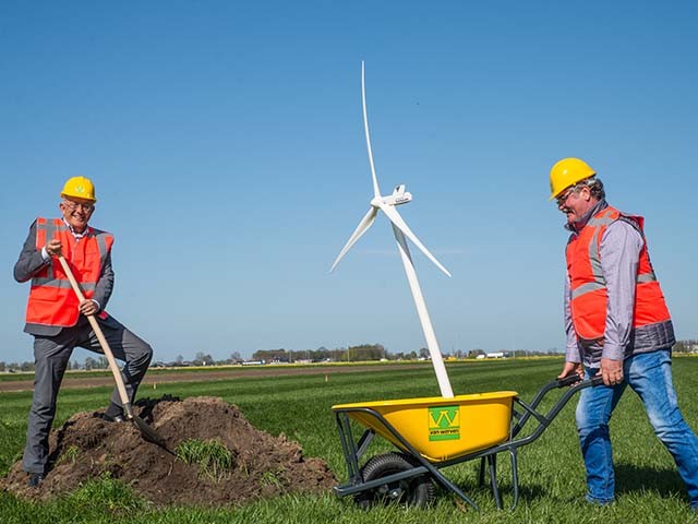 Drieluik van de starthandeling: mannen in helmen en veiligheidshesjes scheppen grond in kruiwagens met miniatuurwindmolens