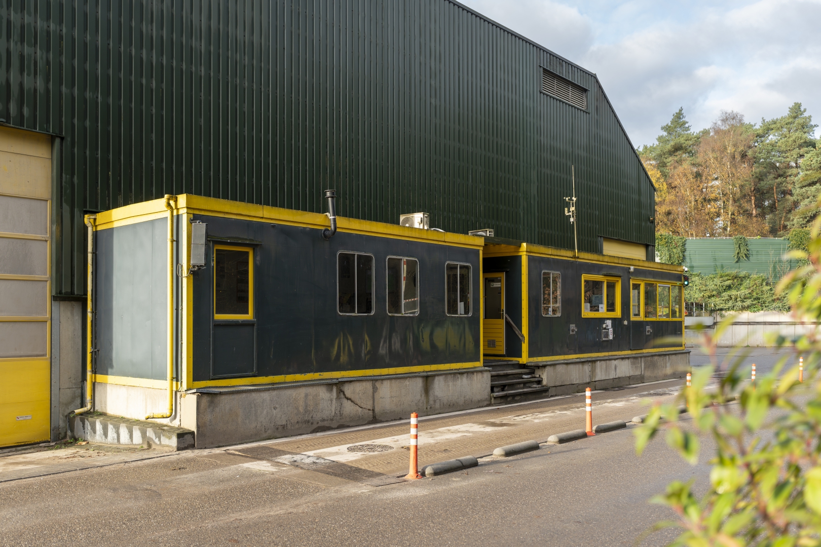 Het weegbrugkantoor bij de loods van Van Werven in Oldebroek
