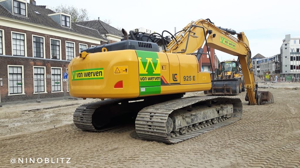 Rupskraan van Van Werven op de bouwplaats van parkeergarage Garenmarkt in Leiden