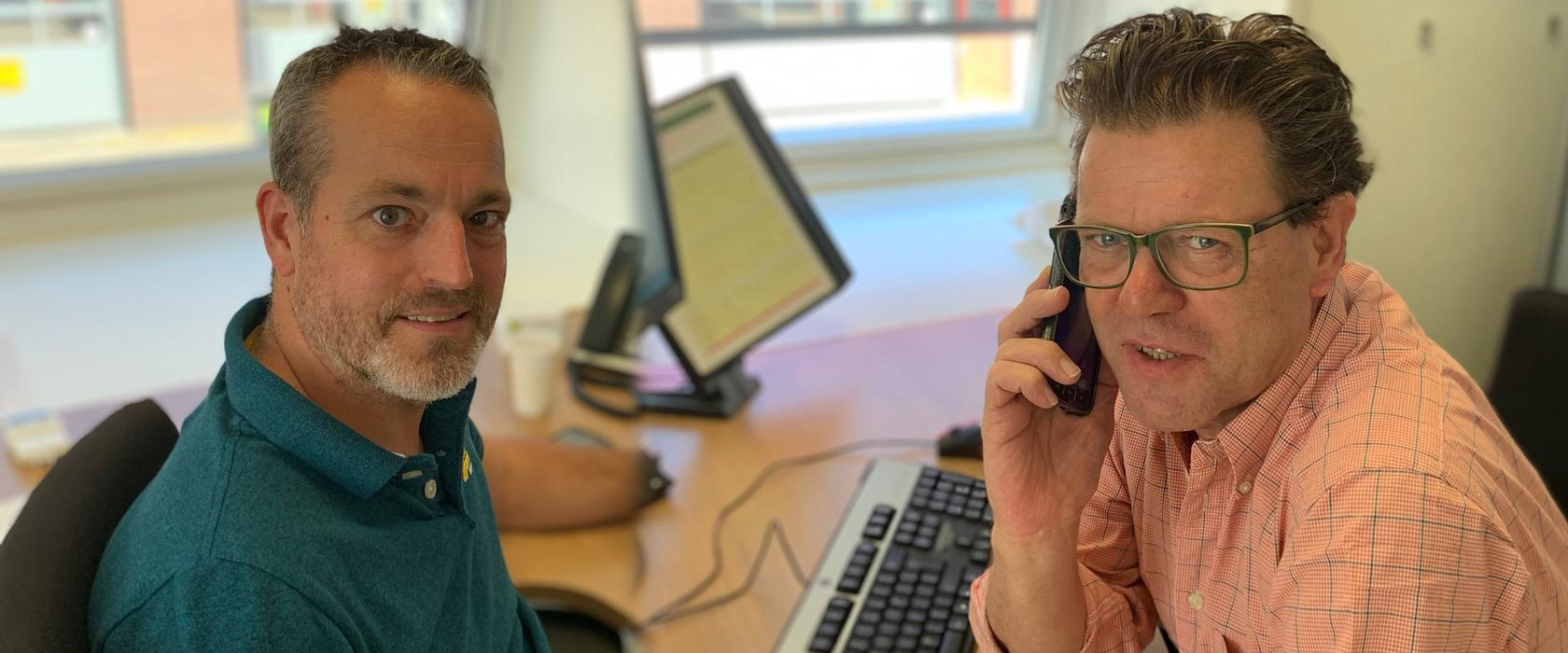 Jochem Pruim en Peter Looijen op hun werkplek op kantoor