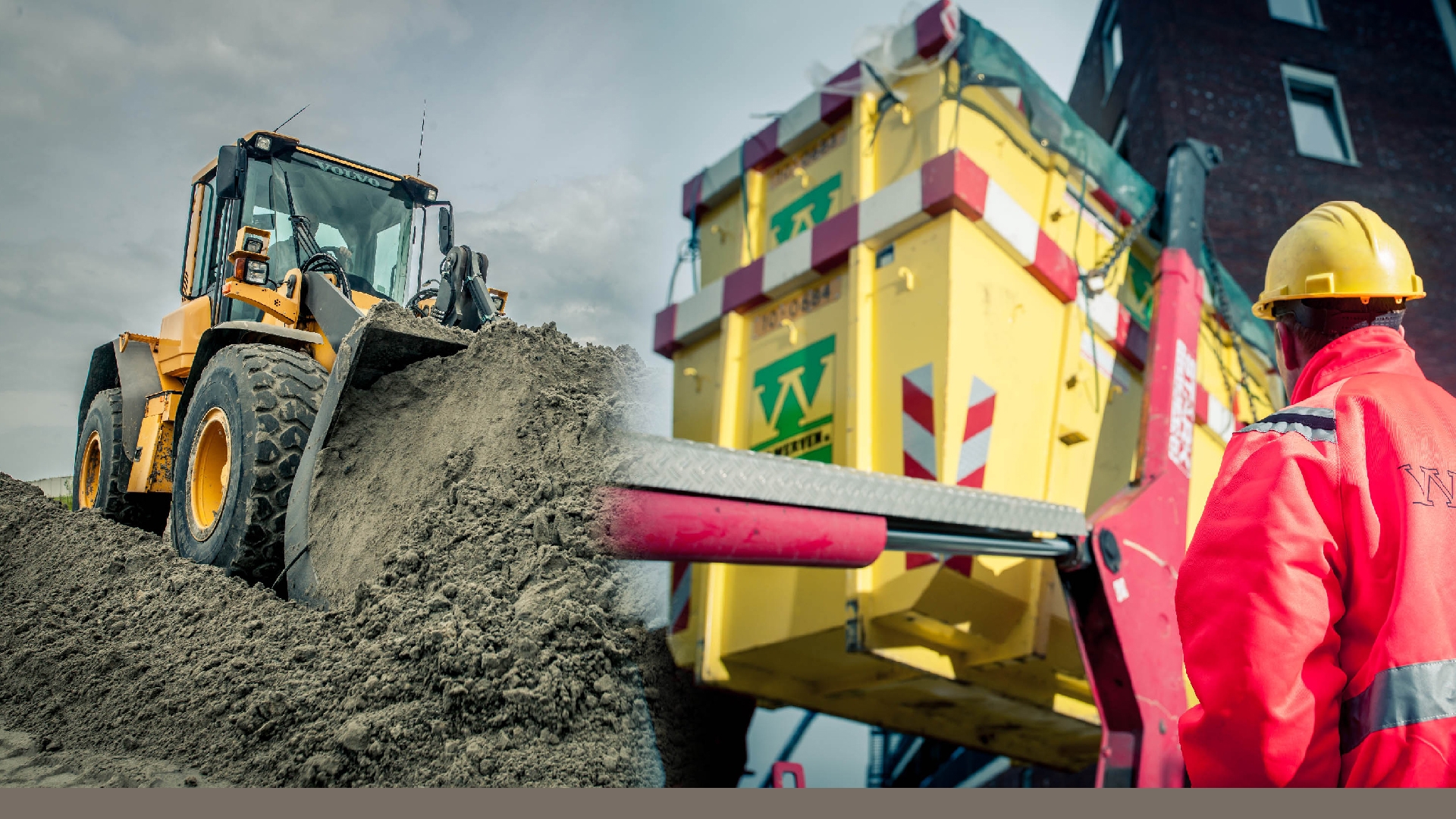 Collage van Van Werven-materieel: shovel, containerauto en medewerker in werkkleding