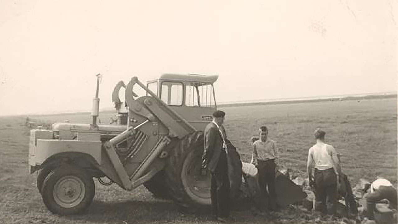 Een van de eerste Volvo-shovels van Van Werven aan het werk