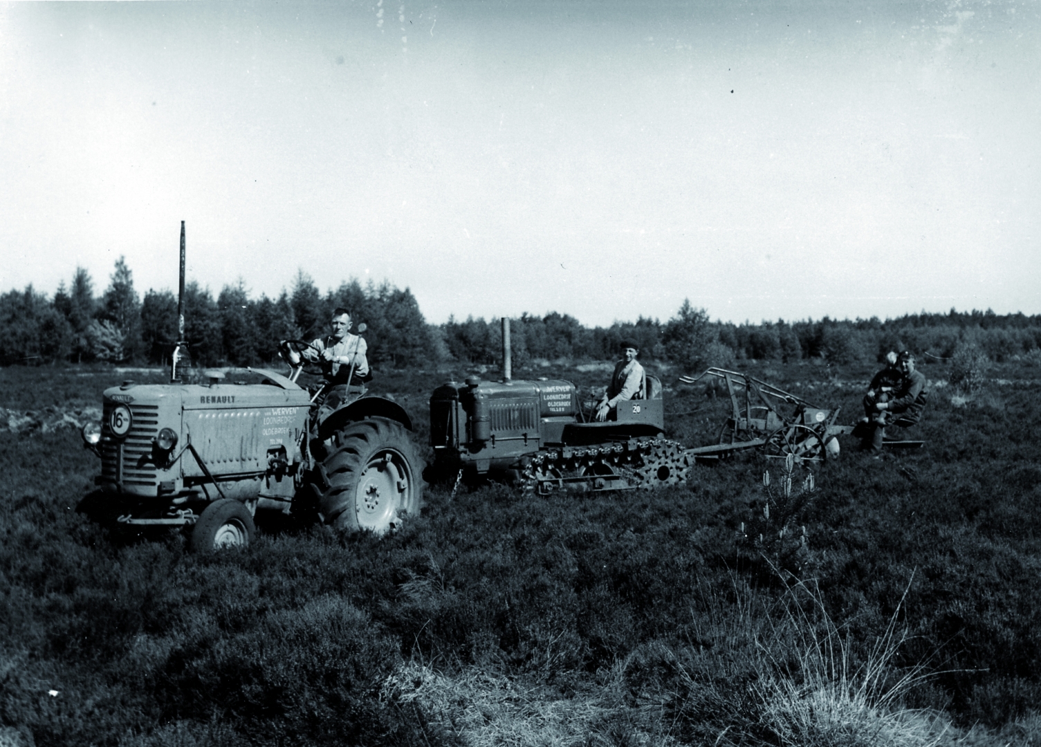 Zwart-witfoto uit de beginjaren: een Renault-trekker en een rupstrekker van loonbedrijf Van Werven uit Oldebroek ploegen heidegrond, drie mannen kijken toe