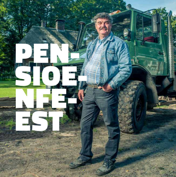 Jan van Werven, in spijkerjas, voor een groene Unimog-vrachtwagen; over de foto staat in grote letters het woord Pensioenfeest
