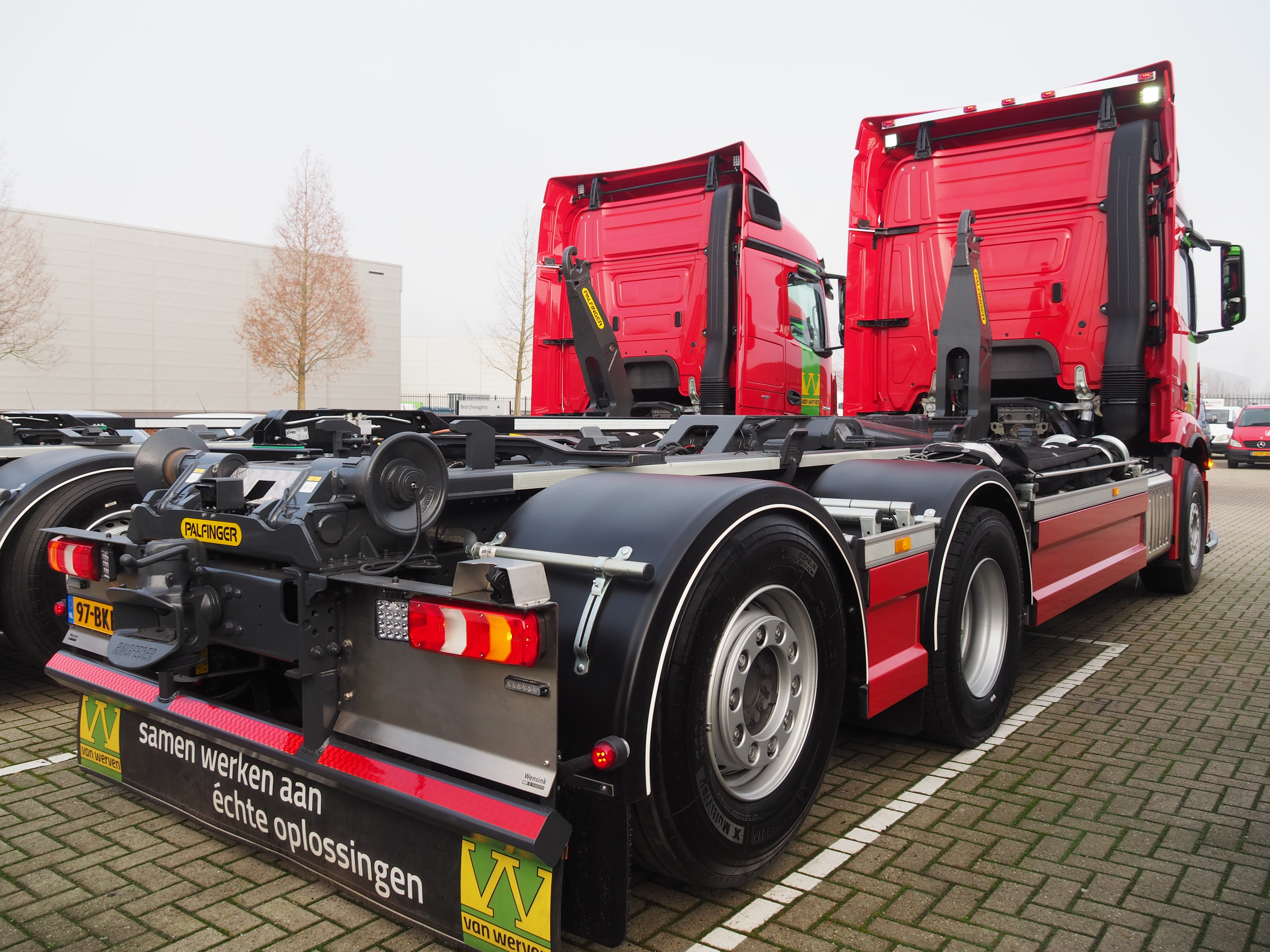 Achterzijde van de nieuwe Actros met Palfinger-haakarminstallatie