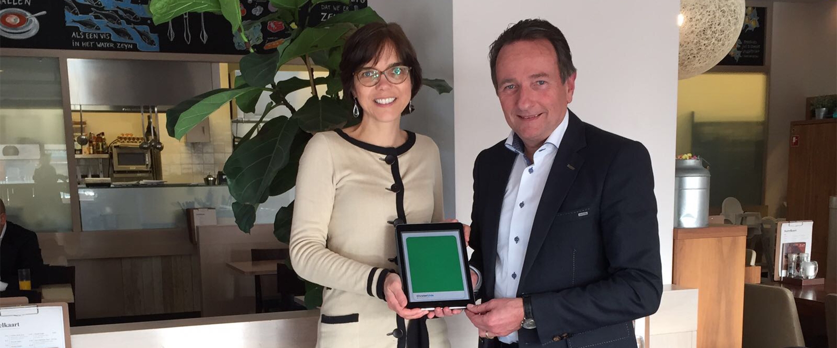Overhandiging van de groene kaart op een tablet in het restaurant