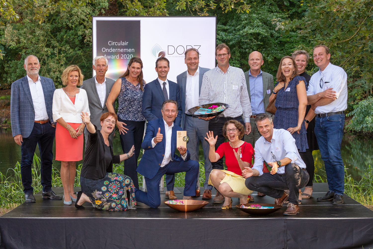 Groepsfoto van genodigden en winnaars op het podium bij de uitreiking van de Circulair Ondernemen Award 2020