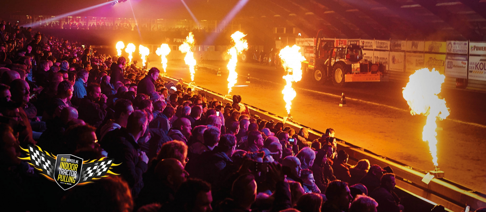 Volle tribunes en vuureffecten bij Indoor Tractor Pulling