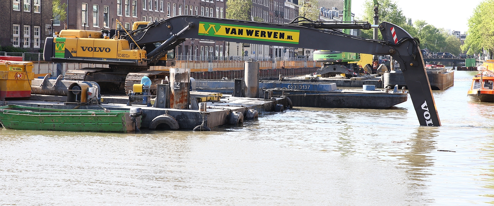 Kraan van Van Werven op een ponton verplaatst containers in een Amsterdamse gracht