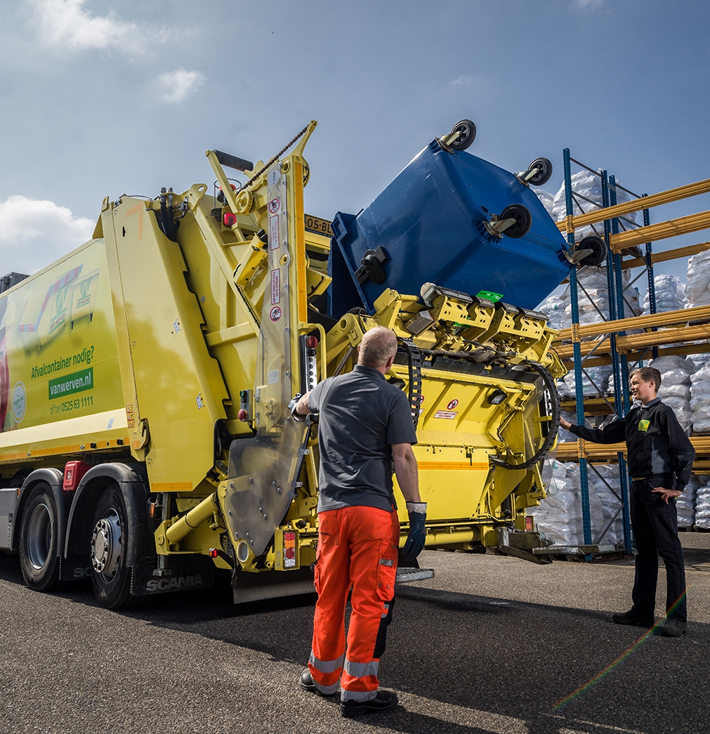 Medewerker van Van Werven overlegt met een klant over het scheiden van afval op de werklocatie