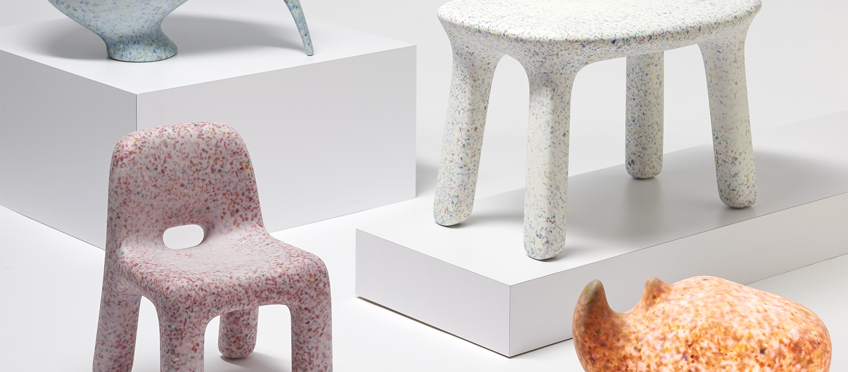 ecoBirdy-kindermeubels van gerecycled kunststof: stoeltje, krukje en neushoorn