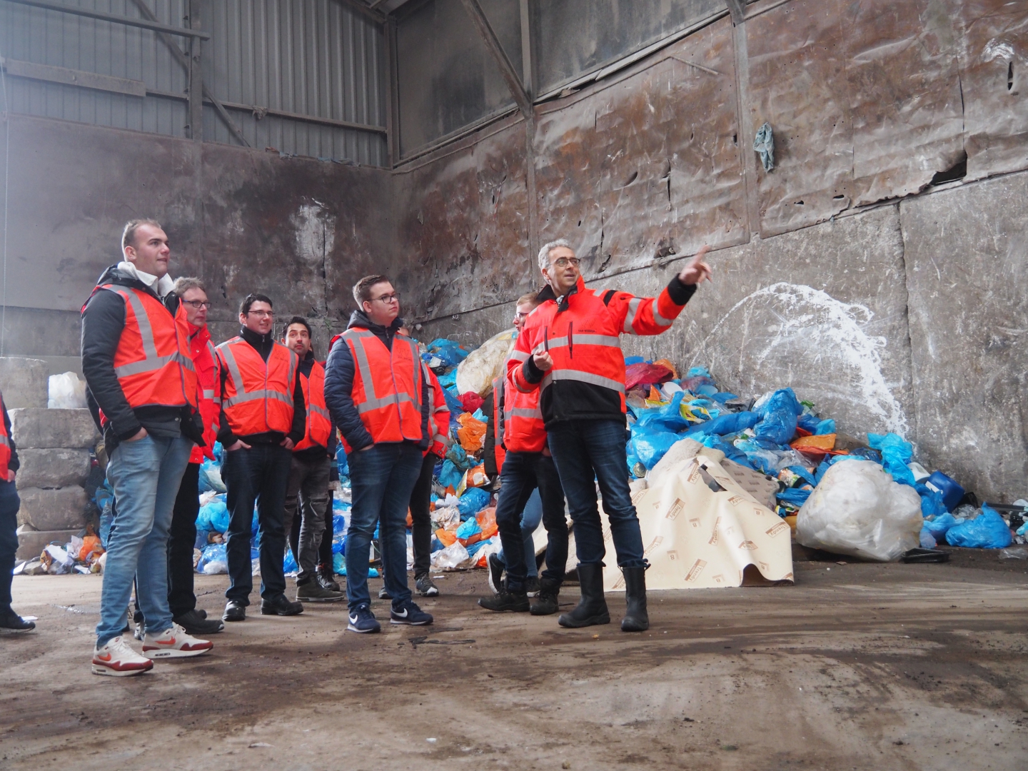 Nieuwe medewerkers krijgen een rondleiding door de recyclinghal tijdens de introductiedag