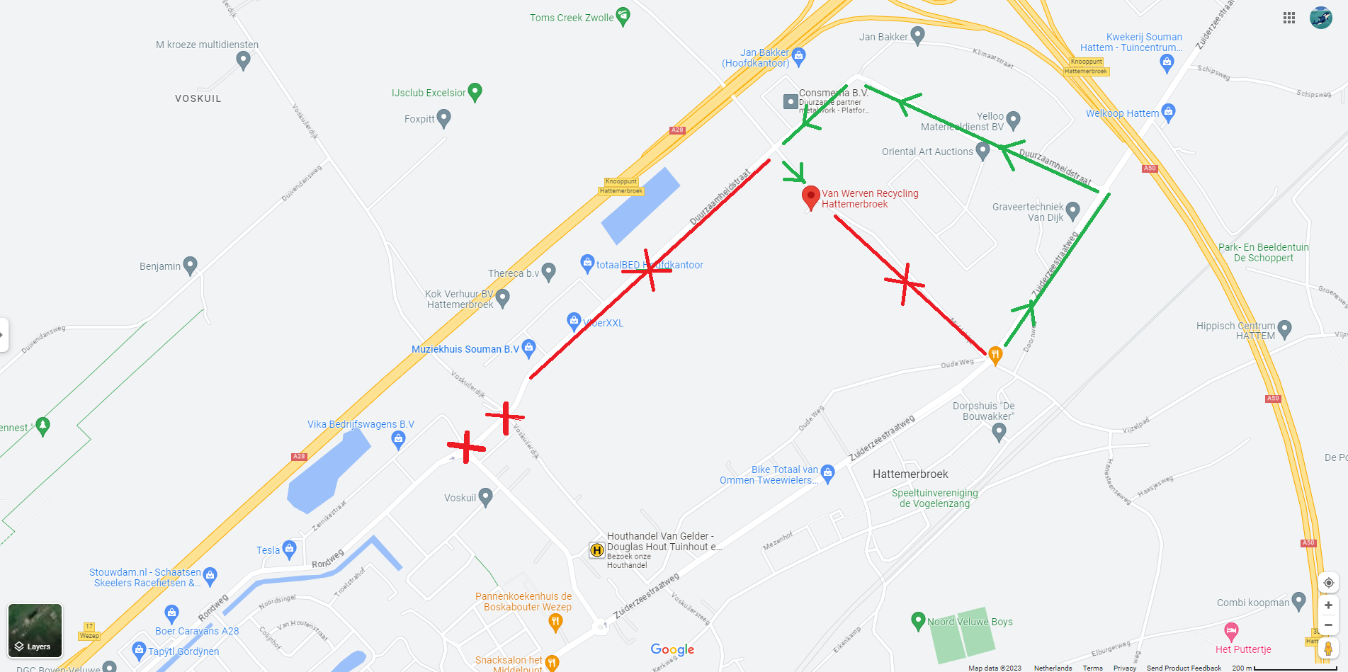 Kaart van Hattemerbroek: de afgesloten Middeldijk in rood met kruisen en de omleidingsroute naar Van Werven Recycling in groen via de Duurzaamheidsstraat