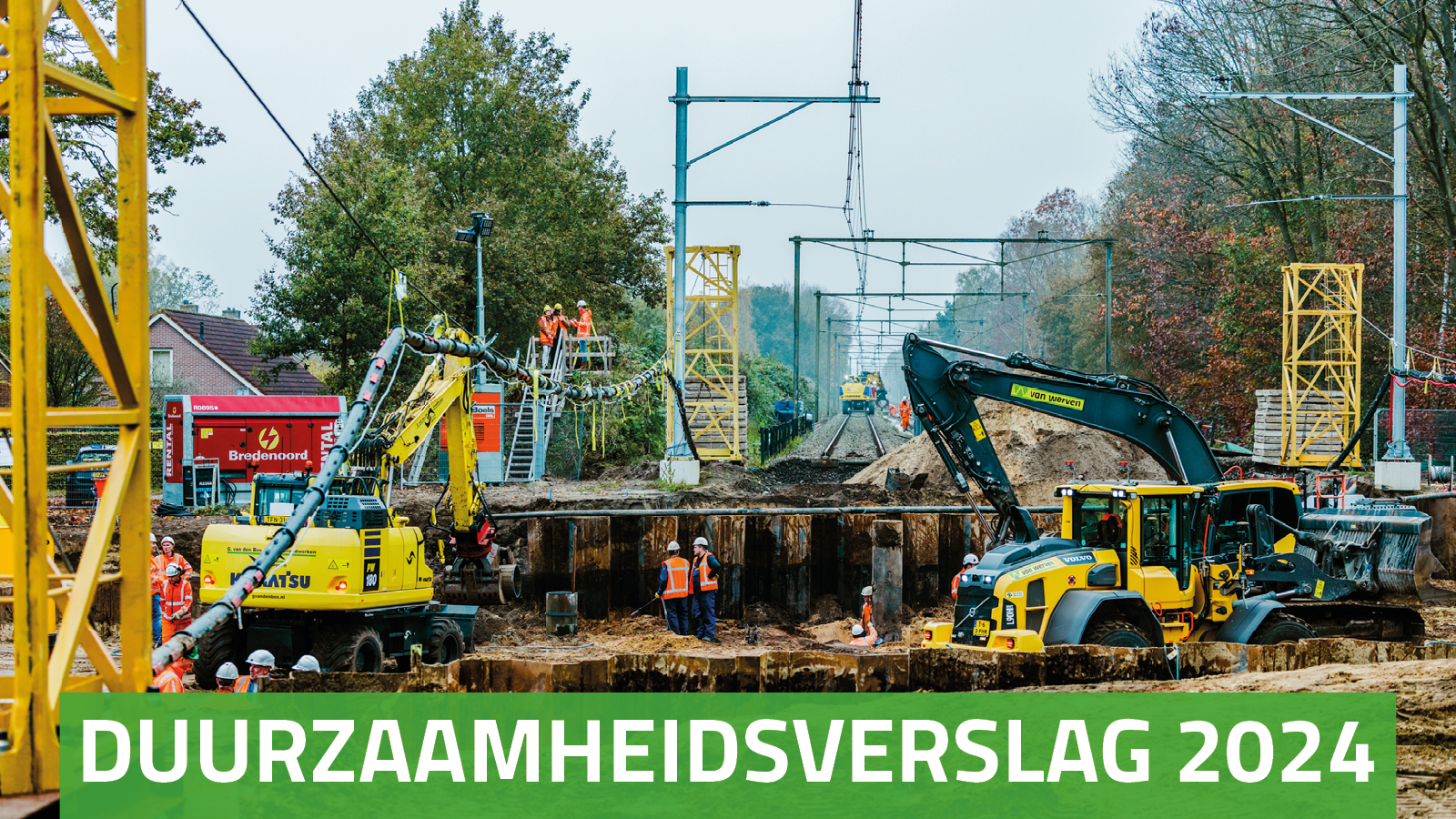 Spoorbouwplaats met een Komatsu-kraan en een Volvo wiellader van Van Werven, met de banner 'Duurzaamheidsverslag 2024'