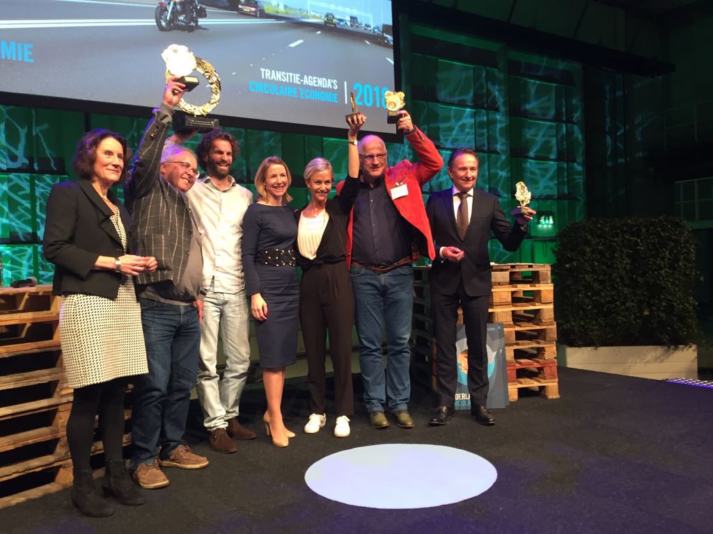 De winnaars tonen hun awards op het podium van de Transitie-agenda’s Circulaire Economie 2018