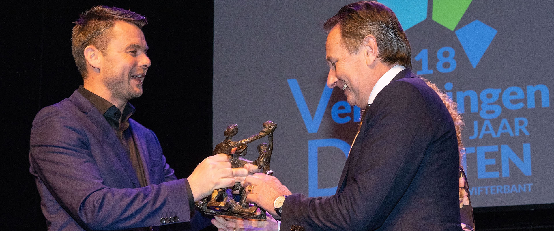 Overhandiging van het TOP Onderneming-beeldje op het podium van Verkiezingen van het jaar Dronten 2018