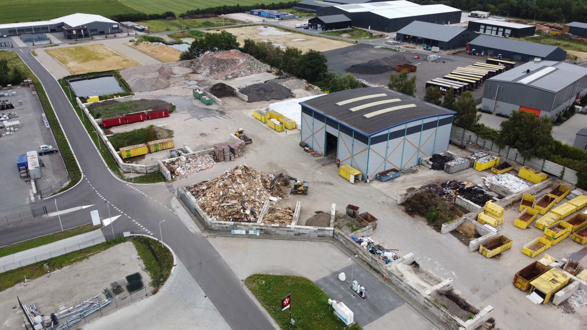 Luchtfoto van de recyclingvestiging Balkbrug met sorteervakken en containers