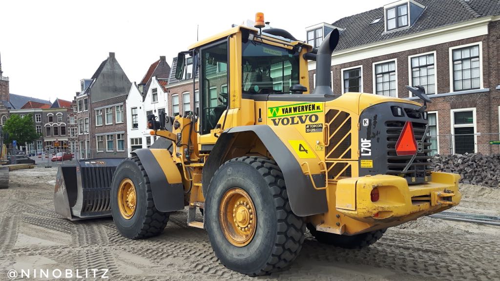 Volvo-shovel van Van Werven op de zandvlakte van de Garenmarkt