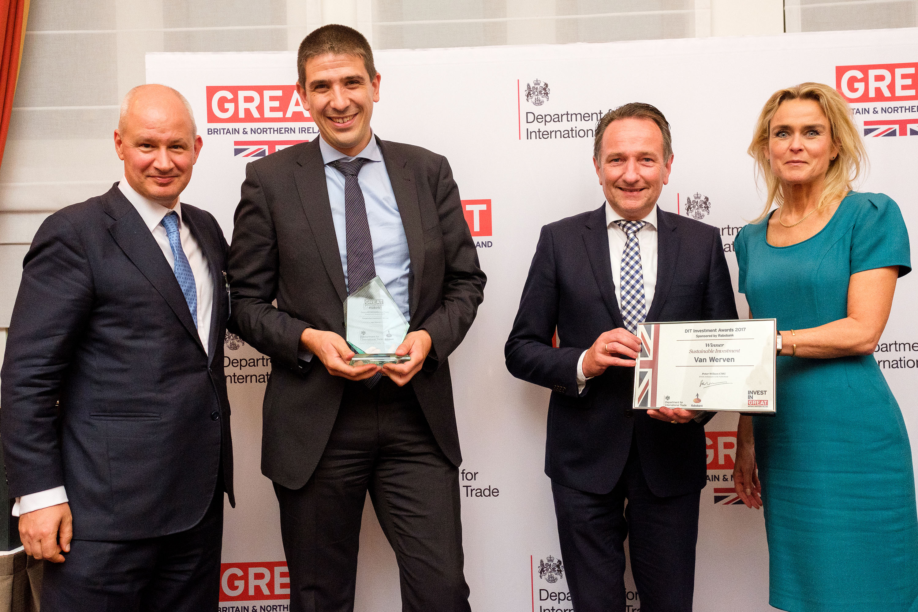 Van Werven ontvangt award en oorkonde van de DIT Investment Awards 2017