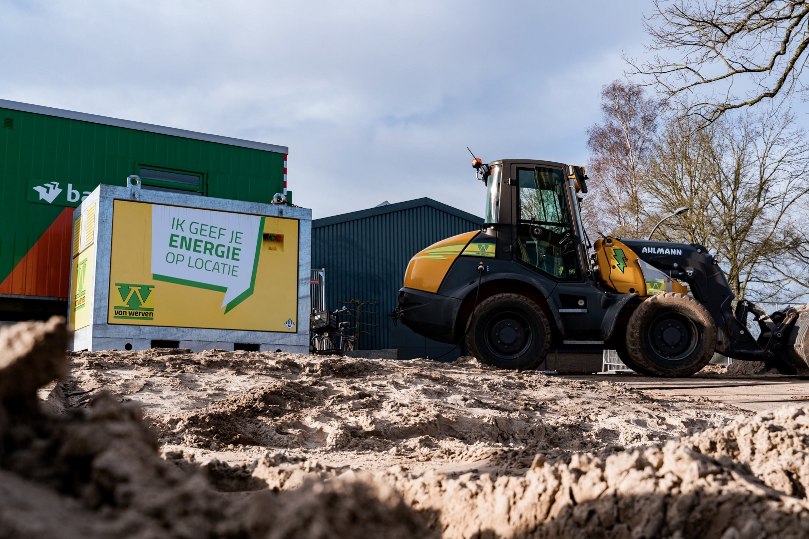 Accubox en elektrische Ahlmann shovel bij de vestiging van Van Werven