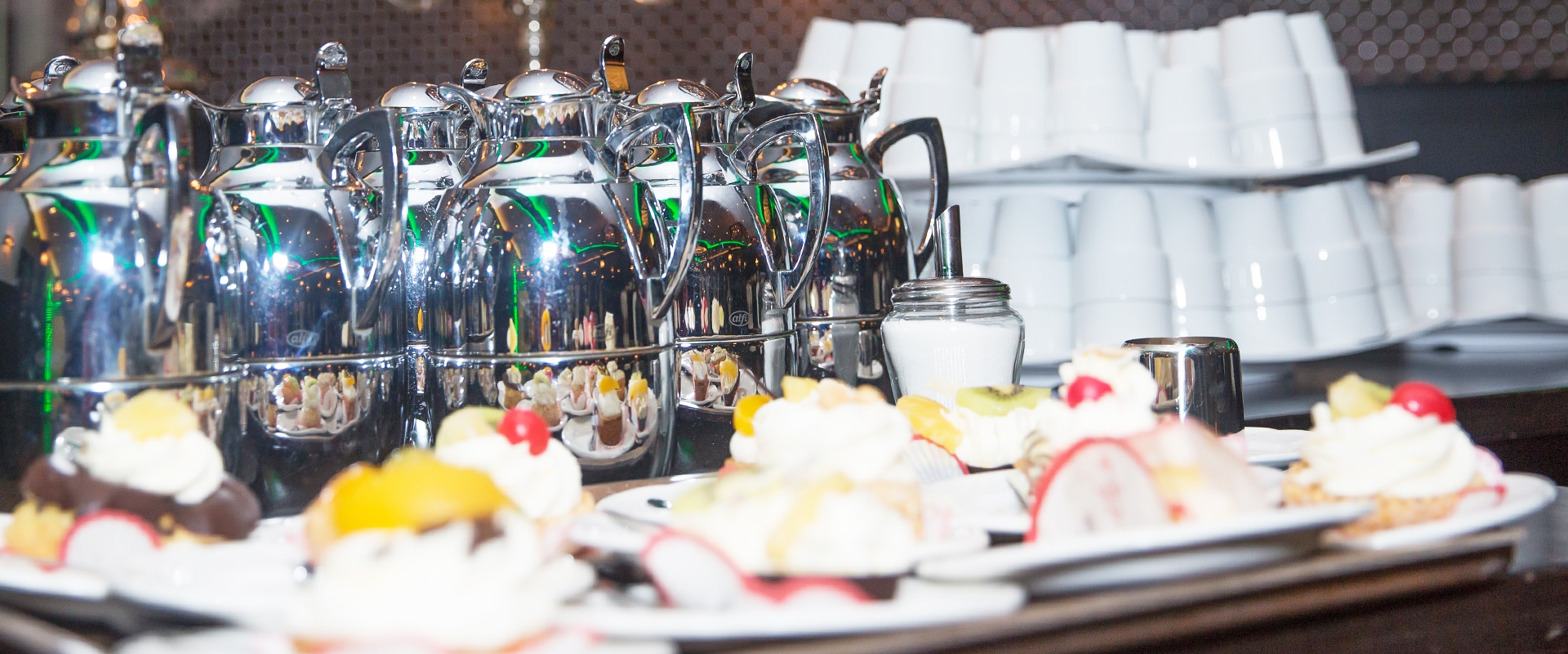 Koffiekannen, kopjes en gebak klaar voor de receptiegasten