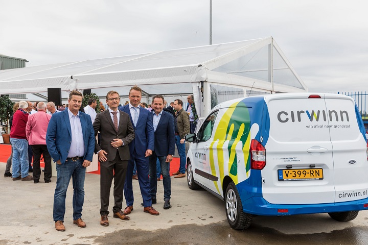 Bestuurders bij de Cirwinn-bedrijfswagen tijdens de doop van de nieuwe naam